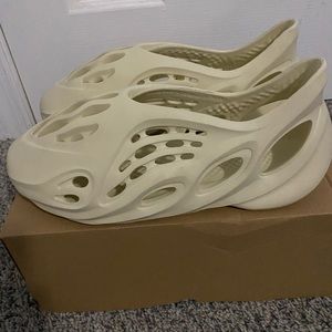 yeezy foam rnrs (Ararat colorway)